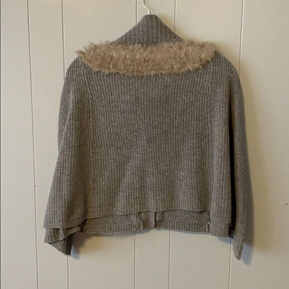 Grey Sweater Cape w Faux Fur Accent One Size - Picture 3 of 3